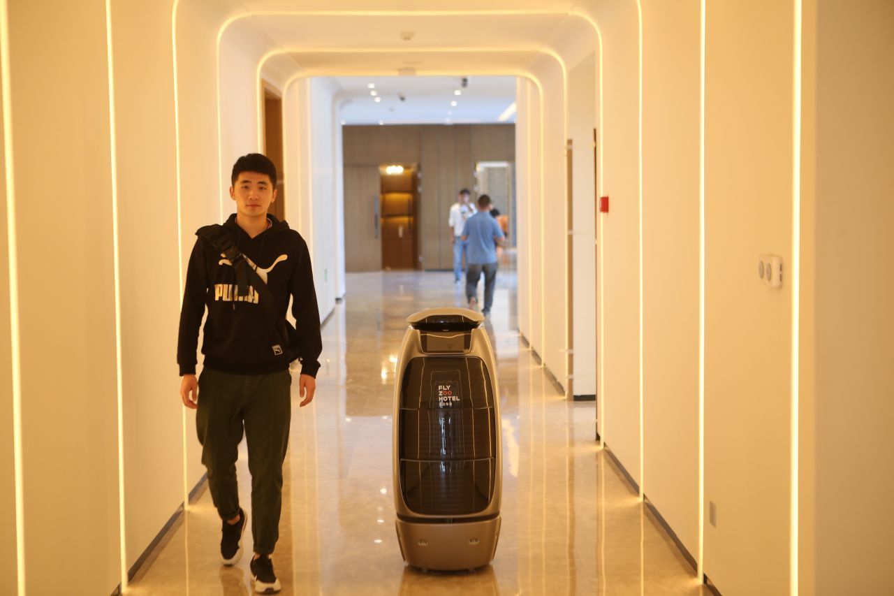 Im chinesischen Alibaba-Hotel "Fly Zoo" übernehmen Roboter den Service.