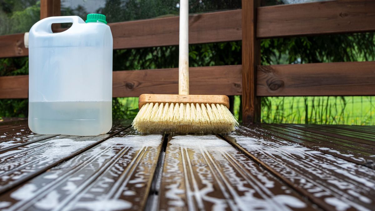 Holzterrasse reinigen: So geht es schnell und einfach