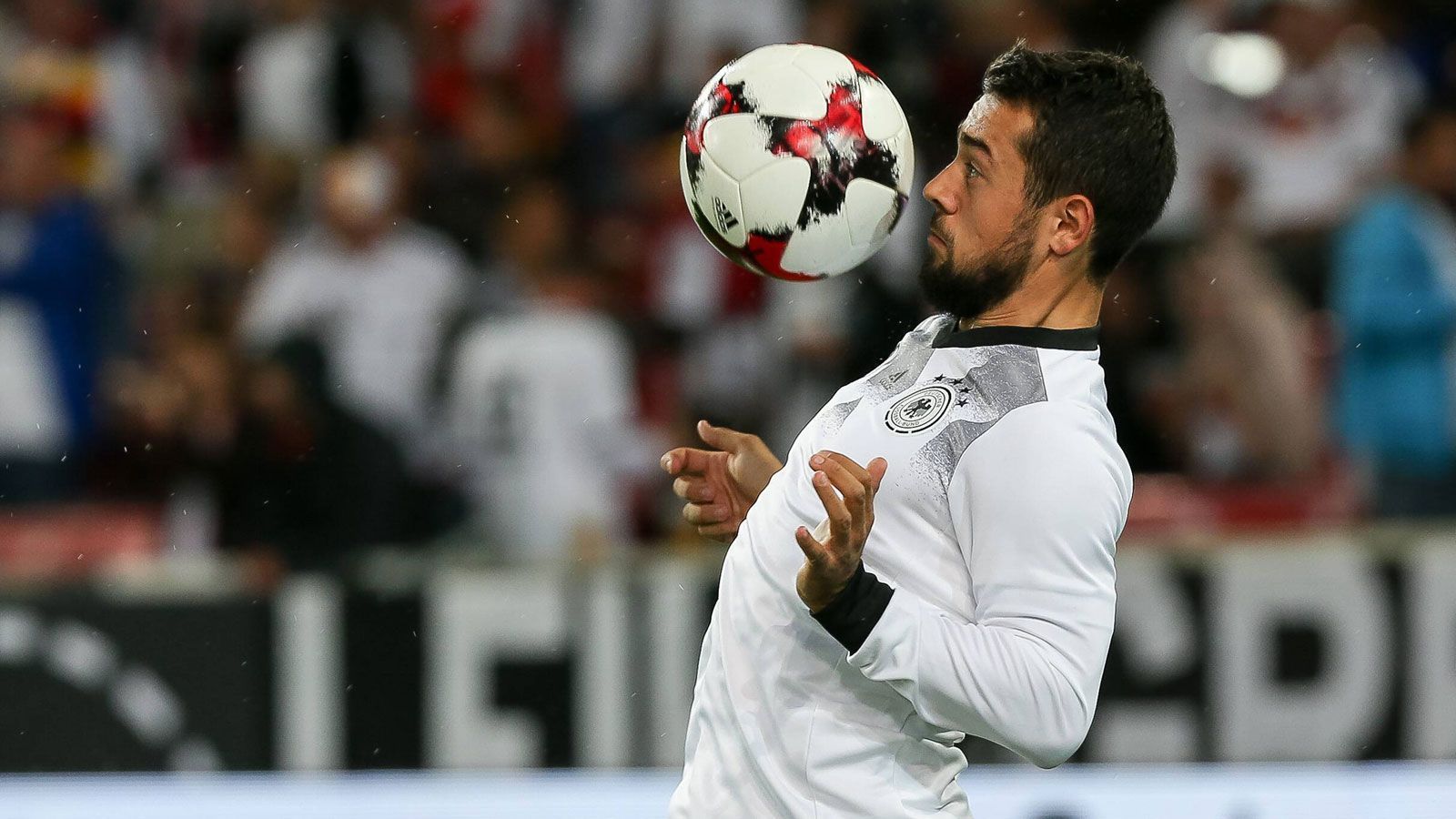 
                <strong>Amin Younes</strong><br>
                &#x2022; Position: Mittelfeld/Angriff -<br>&#x2022; Alter: 27 Jahre -<br>&#x2022; Verein: Eintracht Frankfurt<br>
              