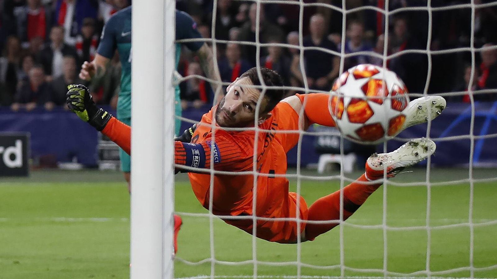 
                <strong>Hugo Lloris (Tottenham Hotspur)</strong><br>
                Der Franzose muss schon nach wenigen Minuten Tadics abgefälschten Schuss parieren. Bei der direkt anschließenden Ecke ist er gegen de Ligts Kopfball-Torpedo ebenso machtlos wie beim 0:2 von Ziyech. Dafür ist er gegen de Ligts Flankenschuss und in der Nachspielzeit bei Ziyechs Abschluss zur Stelle. ran-Note: 3
              