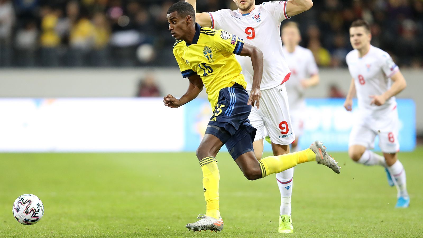 
                <strong>Alexander Isak (Schweden) </strong><br>
                Mit 17 Toren in 34 Ligaspielen für Real Sociedad San Sebastian zeigte Alexander Isak, warum er als der Nachfolger von Schweden-Legende Zlatan Ibrahimovic gilt. Der Goalgetter, der vor zwei Jahren noch für Borussia Dortmund kickte, ist nicht der klassische Strafraumstürmer. Immer wieder kommt er mit Tempo über die Außen, holt sich die Bälle aus dem Mittelfeld ab und gestaltet Angriffe mit. Vor dem Tor bleibt der beidfüßige 21-Jährige in den meisten Fällen eiskalt. In der Nationalmannschaft kommt er bisher auf fünf Tore. 
              