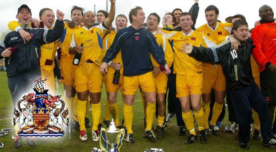 
                <strong>Barry Town United - 2004</strong><br>
                Ähnlich lief es für Barry Town United: 2003 feierte der Klub die walisische Meisterschaft, die dritte in Folge. Der Klub war allerdings finanziell angeschlagen, musste Insolvenz anmelden. 2004 stieg Barry Town mit nur 16 Punkten aus 32 Spielen ab.
              