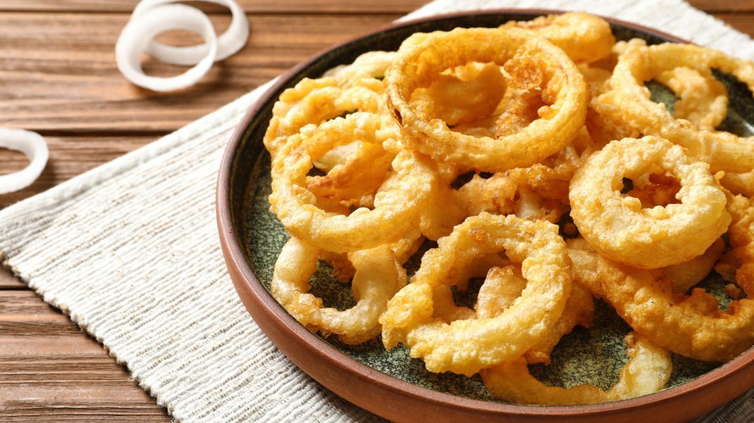 Onion rings are a delicious and easy snack between meals.
