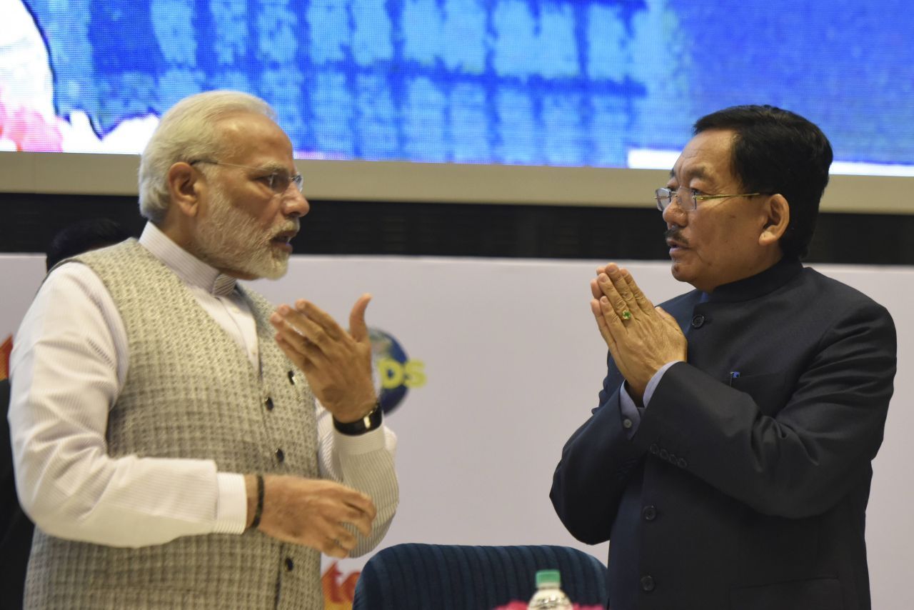 Der indische Premierminister Narendra Modi (links) und Sikkims damaliger Premierminister Pawan Kumar Chamling riefen 2016 den Biostaat aus.