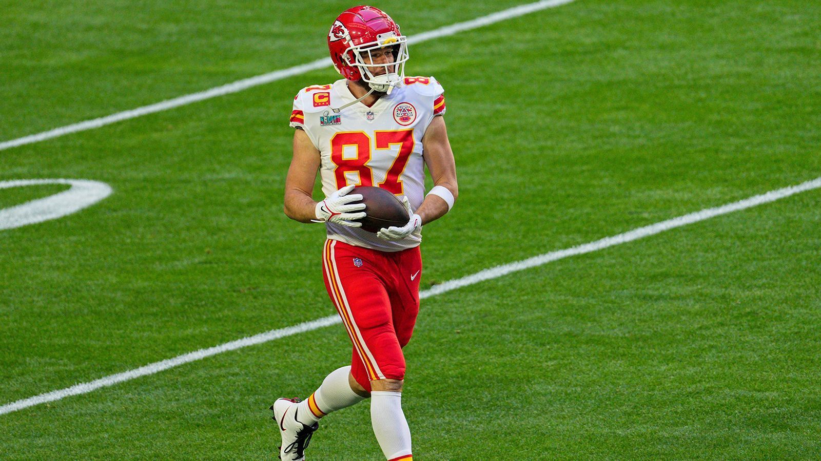
                <strong>Kansas City Chiefs </strong><br>
                &#x2022; <strong>Name:</strong> Travis Kelce<br>&#x2022; <strong>Position:</strong> Tight End<br>&#x2022; <strong>Stats 2022:</strong> 1.338 Receiving Yards, 110 Receptions, zwölf Touchdowns<br>
              