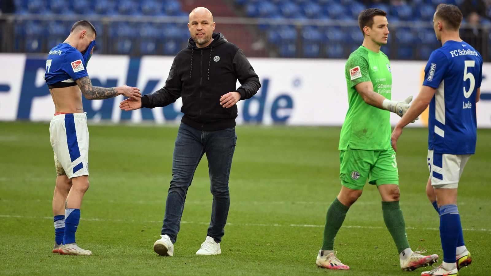 
                <strong>FC Schalke 04</strong><br>
                Die Gelsenkirchener konnten den Abstieg sofort reparieren und stiegen als Meister der 2. Bundesliga direkt wieder auf. Für die Mission Klassenerhalt bastelte Sportdirektor Rouven Schröder fleißig am neuen Kader.&#x2022; Zugänge: Frank Kramer (Trainer, zuletzt Arminia Bielefeld), Alexander Schwolow (Leihe, Hertha BSC), Sebastian Polter (VfL Bochum), Florent Mollet (HSC Montpellier), Tobias Mohr (1. FC Heidenheim), Cedric Brunner (Arminia Bielefeld), Maya Yoshida (Sampdoria), Alex Kral (Leihe, Spartak Moskau), Thomas Ouwejan (AZ Alkmaar), Rodrigo Zalazar (nach Leihe, Eintracht Frankfurt), Tom Krauß (Leihe, RB Leipzig), Justin Heekeren (RW Oberhausen), Ibrahima Cisse (KAA Gent), Leo Greiml (Rapid Wien), Jordan Larsson (Spartak Moskau), <br>&#x2022; Abgänge: Martin Fraisl (Vertragsende), Salif Sane (Vertragsende), Rabbi Matondo (Glasgow Rangers), Ozan Kabak (TSG Hoffenheim), Vicotr Palsson (D.C. United), Can Bozdogan (Leihe, FC Utrecht), Hamza Mendyl (OH Leuven), Marc Rzatkowski (Arminia Bielefeld), Levent Mercan (Karagümrük), Timo Becker (Holstein Kiel), Reinhold Ranftl (Leihe, Austria Wien), Marvin Pieringer (Leihe, SC Paderborn), Martin Fraisl (Vertragsende), Marius Lode (Vertragsende), Nassim Boujellab (Leihe, HJK Helsinki)<br>Baustellen: Bei den "Knappen" hat sich einiges getan. Im Sturm dürfte Sebastian Polter als Neuzugang ausreichen, vielleicht funktioniert Simon Terodde aber auch endlich in der Bundesliga. Defensiv hat S04 mit Yoshida einen Ersatz für Ko Itakura gefunden, den man aus finanziellen Gründen nicht halten konnte. Im Mittelfeld soll Kral dem Team von Kramer die nötige Stabilität verleihen. 
              