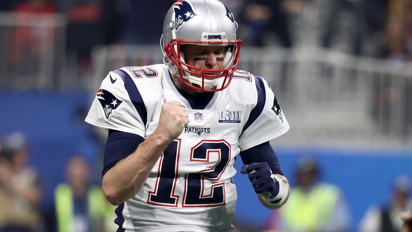 
                <strong>2. Tom Brady (Quarterback, New England Patriots), PFF Grade 90,6</strong><br>
                Was die reine PFF-Gesamtnote angeht, ist Brady tatsächlich der "schwächste" der Top 10. Doch Brady kommt zugute, dass er wie kein Zweiter in Drucksituationen glänzt: In der sogenannten Clutch Time, also wenn es in One-Score-Games drauf ankommt, kam Brady 2018 auf 1073 Passing Yards bei 107 Würfen – also starken 10 Yards pro Versuch. Zudem ist er bei Würfen mit kleinem Zeitfenster immerhin die Nummer vier in der Liga. So geht er auch mit 41 Jahren als einer der absoluten Top-Spieler und höchstplatzierter Quarterback in die Saison 2019.
              