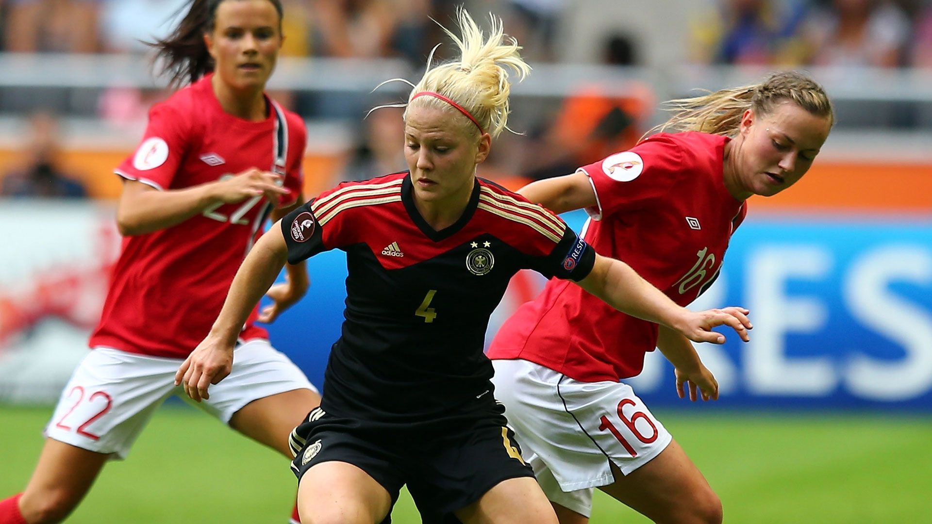 
                <strong>Leonie Maier</strong><br>
                Die junge Rechtsverteidigerin feierte in ihrem 15. Einsatz für Deutschland im Finale gegen Norwegen den ersten Titel. Für die EM 2022 erhielt Maier, die inzwischen beim FC Everton spielt, keine Berücksichtigung von Bundestrainerin Martina-Voss-Tecklenburg.
              