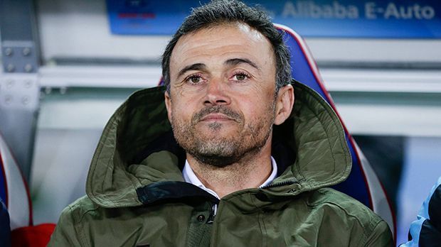 
                <strong>FC Barcelona: Luis Enrique</strong><br>
                FC Barcelona: Luis Enrique. Der einzige Trainer von Europas Top-Klubs, der fest im Sattel sitzt. Letzte Saison holte er mit den Katalanen das Triple. Derzeit führt Barcelona souverän die Tabelle an - es sieht nach der nächsten Meisterschaft aus. Und so darf der spanische Erfolgstrainer wohl auch weiterhin in Ruhe seine Arbeit verrichten ...
              