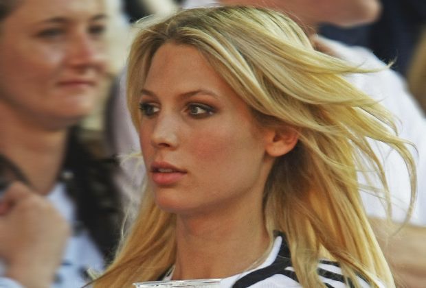
                <strong>Sarah Brandner (Bastian Schweinsteiger)</strong><br>
                Sie ist wohl die bekannteste Spielerfrau beim FC Bayern. Sarah Brandner und Bastian Schweinsteiger sind das Glamour-Paar beim Triple-Sieger.
              