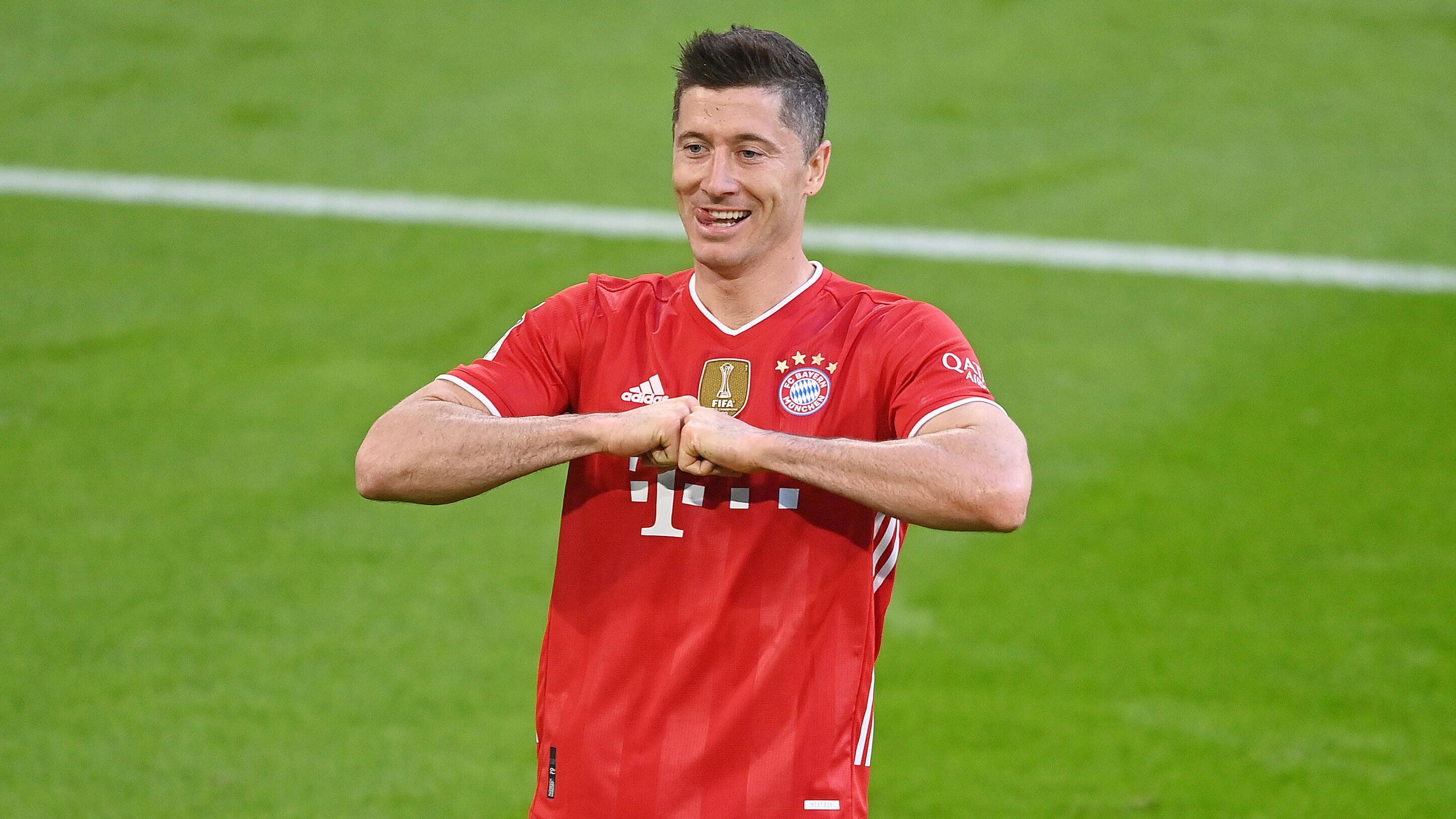 
                <strong>Spieler der Saison: Robert Lewandowski (FC Bayern München)</strong><br>
                Bei dieser Kategorie sollte es wenig Diskussionen geben. Robert Lewandowski hat einmal mehr bewiesen, dass er der torgefährlichste Spieler Europas ist. 41 Tore in einer Saison, den Rekord von Gerd Müller damit gebrochen, zum achten Mal in Folge Meister mit dem FC Bayern München - die Liste an Erfolgen ist lang. Und es bleiben wenig Zweifel, dass der Pole in der Saison 2020/21 damit der beste Spieler der Bundesliga ist. Wobei allerdings immer noch keine endgültige Klarheit besteht, ob Lewandowski auch in der kommenden Spielzeit für den Rekordmeister auflaufen wird. Mehrere europäische Top-Klubs haben den 32-jährigen schon längere Zeit auf dem Zettel. Zumindest laut Vertrag ist Lewandowski aber noch bis 2023 an den FC Bayern gebunden.
              