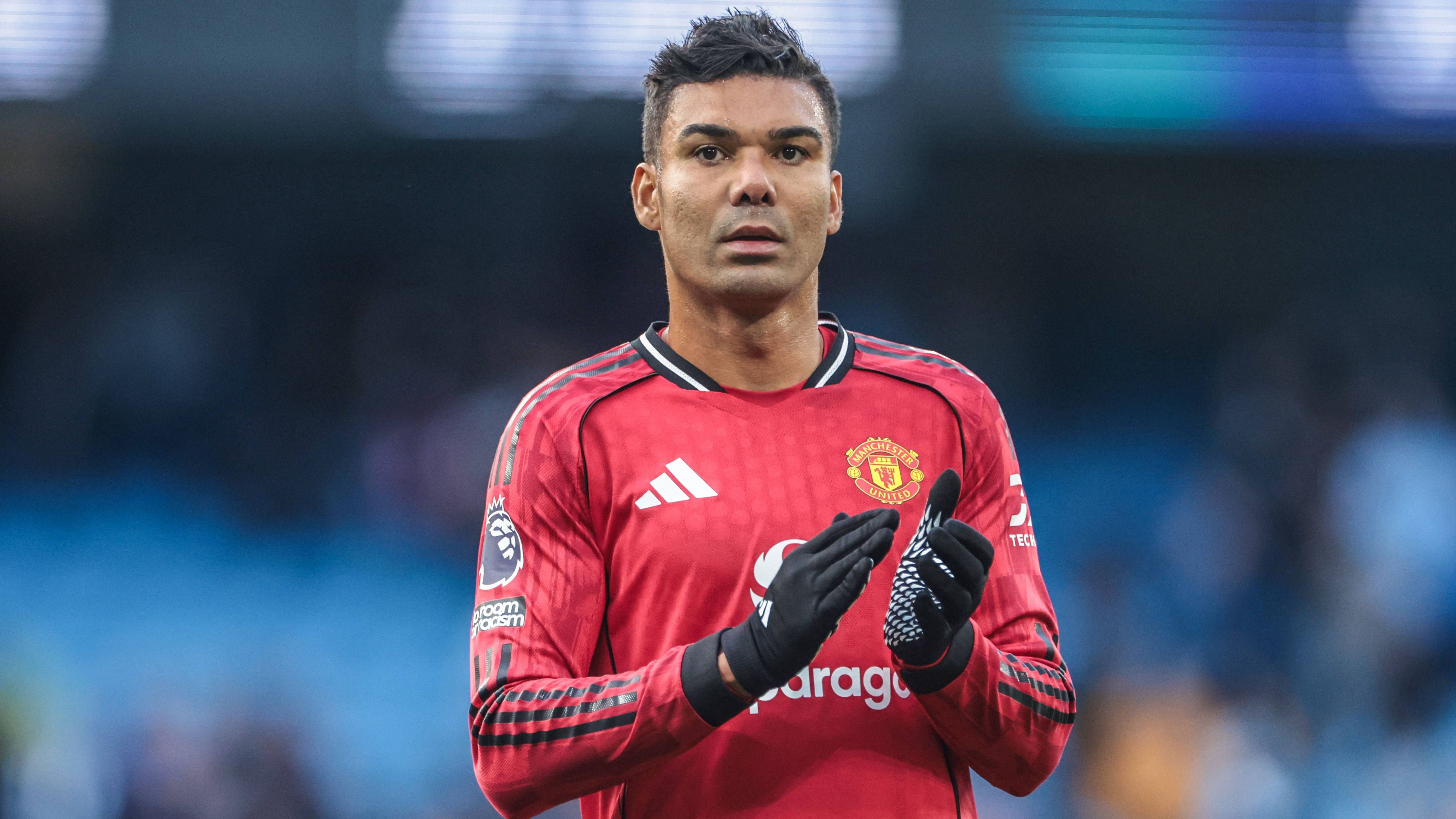<strong>Casemiro (Manchester United)</strong><br>Laut "Mundo Deportivo" steht Manchester-United-Mittelfeldspieler Casemiro im Fokus von Cristiano Ronaldos Klub Al Nassr. Der 33-Jährige besitzt noch einen Vertrag bis kommenden Sommer. United möchte durch einen Verkauf Mittel für neue Transfers freimachen, strebt dabei aber nur an, etwa die Hälfte der 70 Millionen Euro zurückzuerhalten, die man 2022 für ihn an Real Madrid überwiesen hatte.