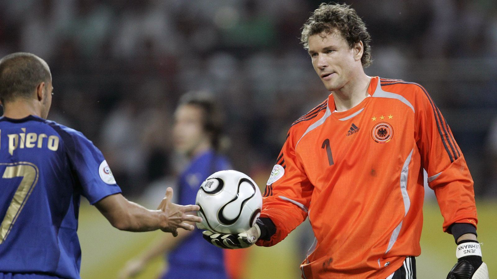 
                <strong>Jens Lehmann</strong><br>
                Der damalige Arsenal-Keeper startete nach mehrjährigem Zweikampf mit Oliver Kahn als Nummer 1 in die WM 2006 und machte dabei eine gute Figur. Im Viertelfinale gegen Argentinien war Jens Lehmann mit zwei gehaltenen Elfmetern sogar der Matchwinner. Nach dem Aus im Halbfinale gegen die Italiener bekam Kahn im Spiel um Platz 3 gegen Portugal seinen letzten WM-Einsatz, während Lehmanns Länderspiel-Karriere nach dem Turnier im eigenen Land noch weiterging. Nach dem Karriereende im Jahr 2011 versuchte sich Lehmann zunächst als Co-Trainer bei Arsenal und Augsburg, zuletzt als Aufsichtsratsmitglied bei der Hertha. Bei den Berlinern flog der 51-Jährige aber nach einem Rassismus-Skandal raus.  
              