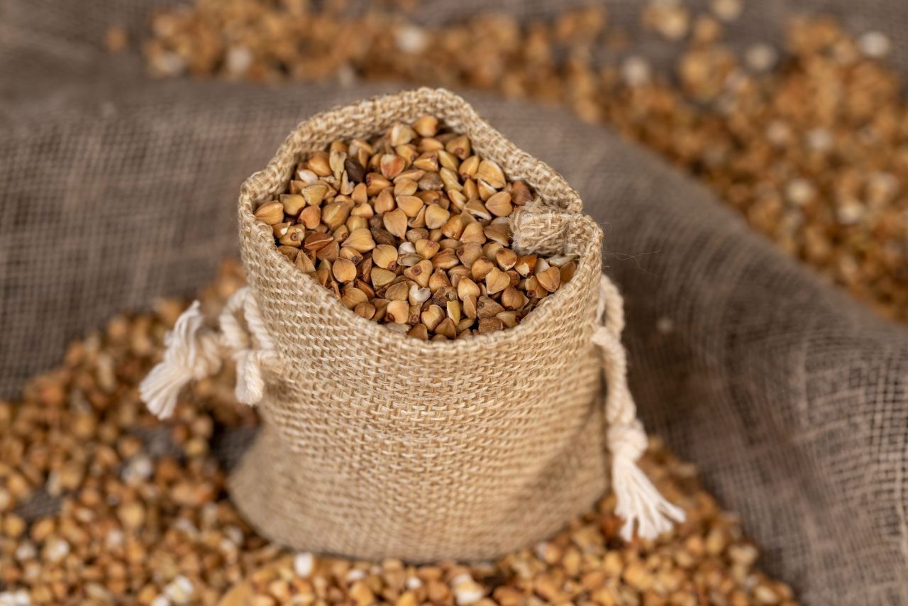 Conservazione: conservare il grano saraceno in un contenitore ermetico in un luogo fresco, asciutto e buio.  L'umidità può influenzare la qualità del grano saraceno e favorire la crescita di muffe.  Il grano saraceno non deve essere conservato a lungo perché con il tempo potrebbe perdere la sua freschezza e il suo sapore.