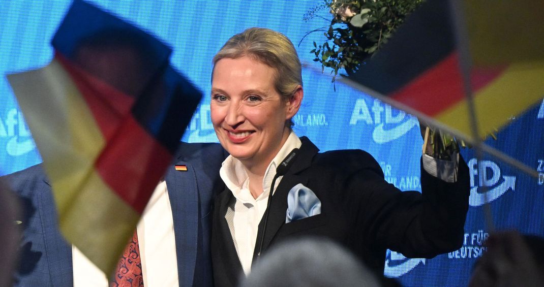 Alice Weidel, Bundesvorsitzende und Kanzlerkandidatin der AfD, steht bei der Wahlparty der AFD in der AfD Bundesgeschäftsstelle auf der Bühne.
