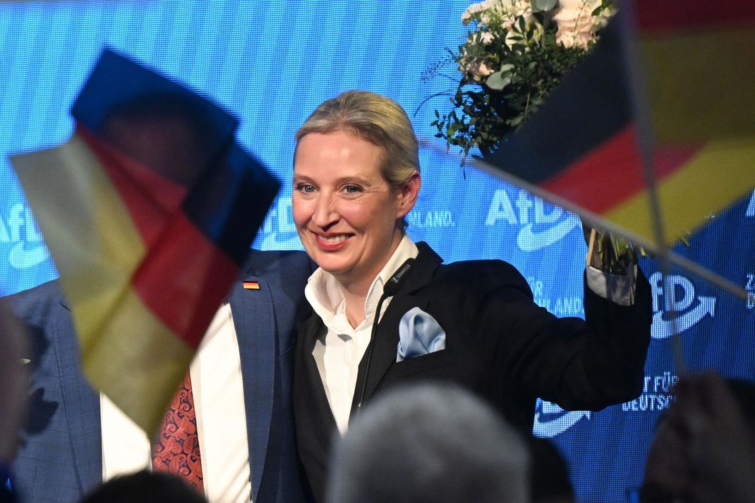 Alice Weidel, Bundesvorsitzende und Kanzlerkandidatin der AfD, steht bei der Wahlparty der AFD in der AfD Bundesgeschäftsstelle auf der Bühne.