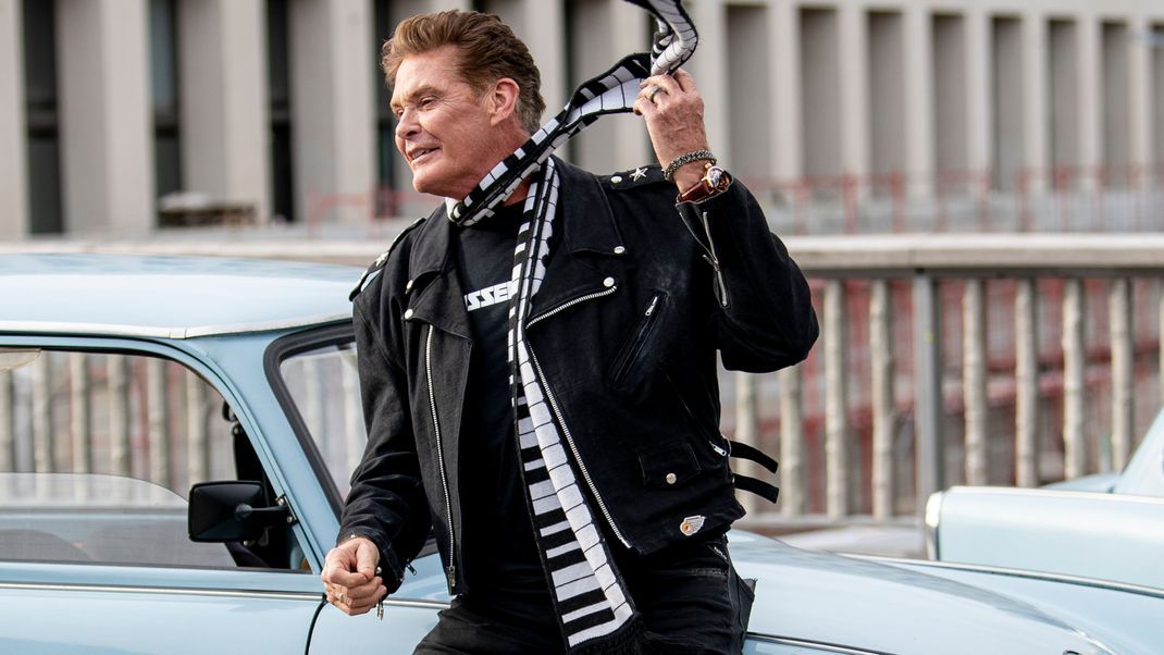 Den legendären Keyboad-Schal trägt David Hasselhoff bis heute gerne.