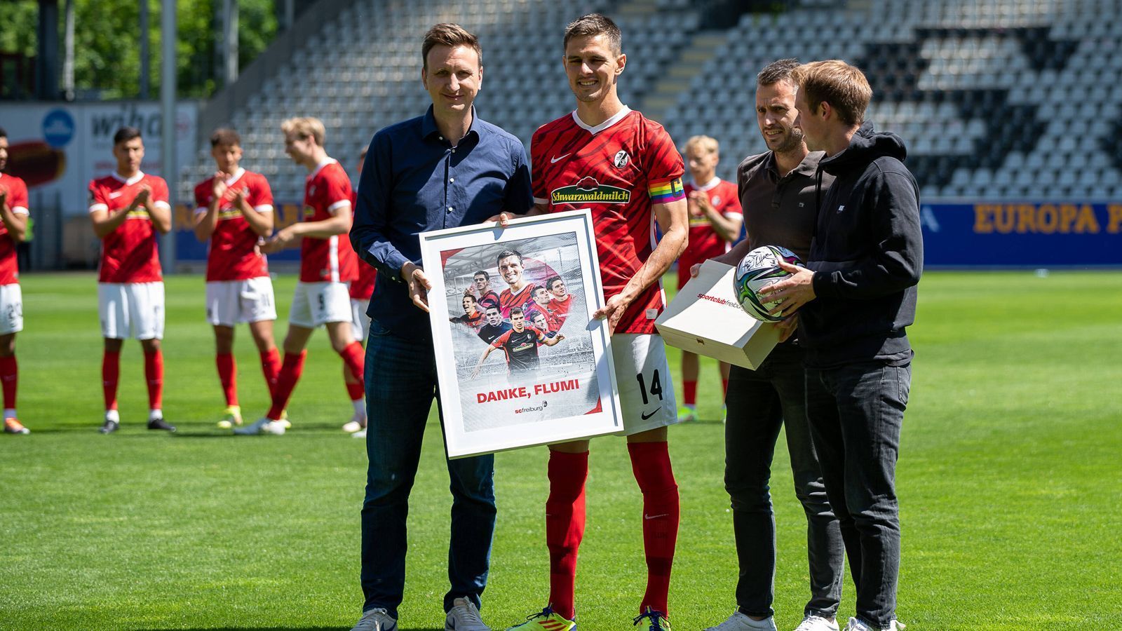
                <strong>Johannes Flum (zuletzt SC Freiburg)</strong><br>
                Für den 34-jährigen Johannes Flum endet seine Profikarriere an dem Ort, an dem sie einst auch begann: in Freiburg. Zuletzt kickte der Mittelfeldroutinier für die zweite SC-Mannschaft in der 3. Liga, wo er nun auch in den Ruhestand verabschiedet wurde. In der abgelaufenen Drittliga-Saison kam Flum zu 16 Einsätzen (ein Tor). "Johannes bringt sehr viele Talente mit und er hat hier jeden Tag mit Hunger und Leidenschaft auf dem Platz eine Vorbildfunktion übernommen", sagte Freiburgs U23-Trainer Thomas Stamm in der Pressemitteilung des Sport-Clubs zu Flums Karriereende. Für den 131-maligen Bundesliga-Spieler von Freiburg und Eintracht Frankfurt geht es nun im Trainerjob weiter. Flum wird Co-Trainer bei Freiburgs U16. 
              