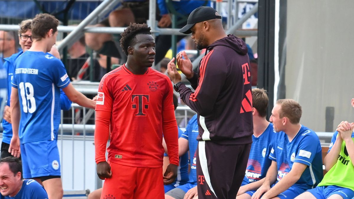 Trainer Vincent KOMPANY (Bayern Muenchen) mit Nestory IRANKUNDA (FCB), Gestik,gibt Anweisungen. Testspiel FC Rottach Egern - FC Bayern Muenchen 1-14 Trainingslager in Rottach Egern am 24.07.2024. F...