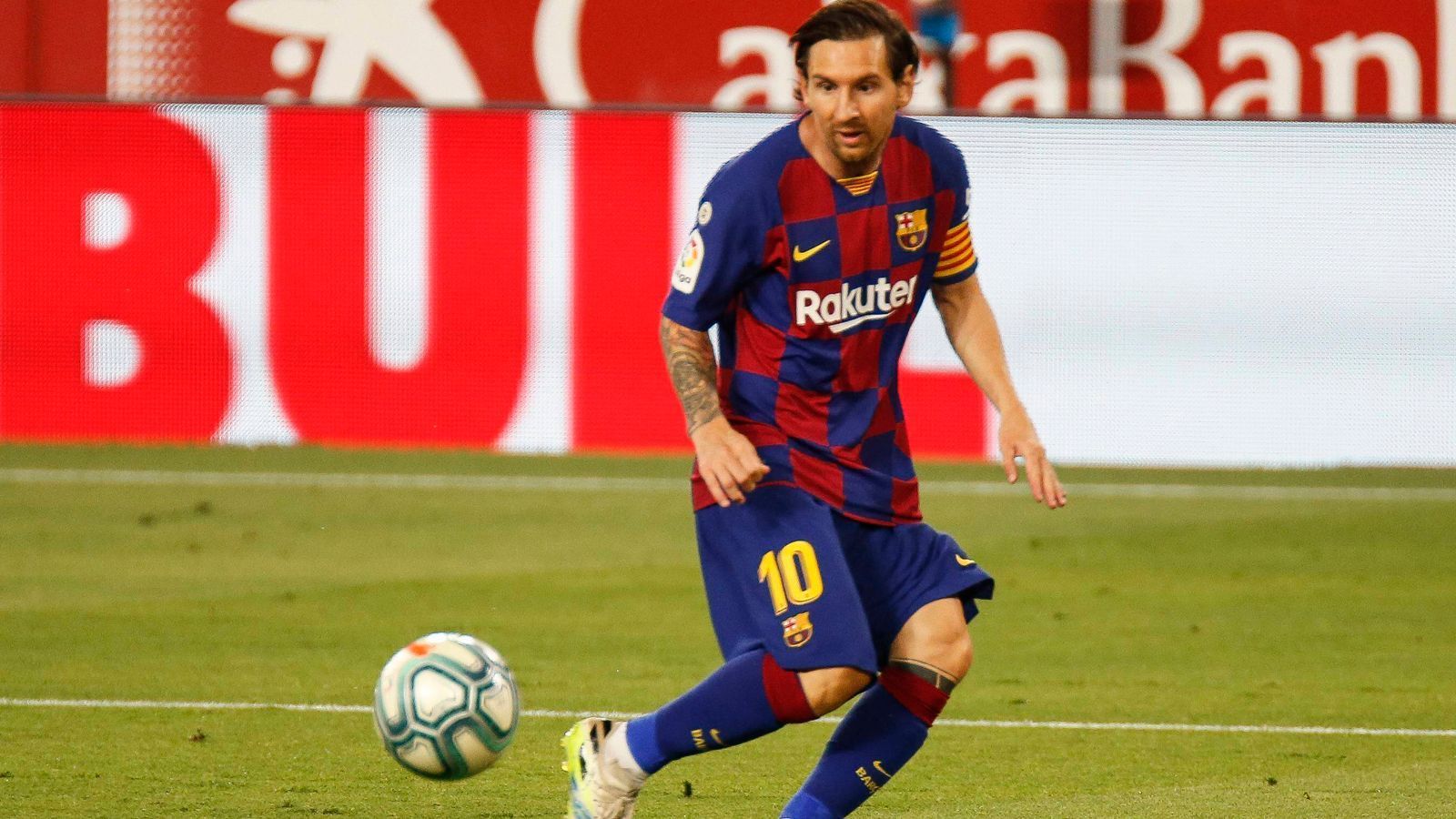 
                <strong>Dienstag, 23. Juni 2020</strong><br>
                ... in Spanien hat Barca die Tabellenführung an Real Madrid verloren. Am Dienstag wartet nun auch noch Angstgegner Athletic Bilbao auf die Katalanen. In den letzten drei Spielen haben Messi & Co. kein einziges Tor gegen die Basken erzielt. In England garantiert das Londoner Derby zwischen Tottenham und West Ham Spannung: Das Mourinho-Team muss im Rennen um die Europa-League-Plätze punkten, West Ham steht im Abstiegskampf nur knapp über dem Strich.
              