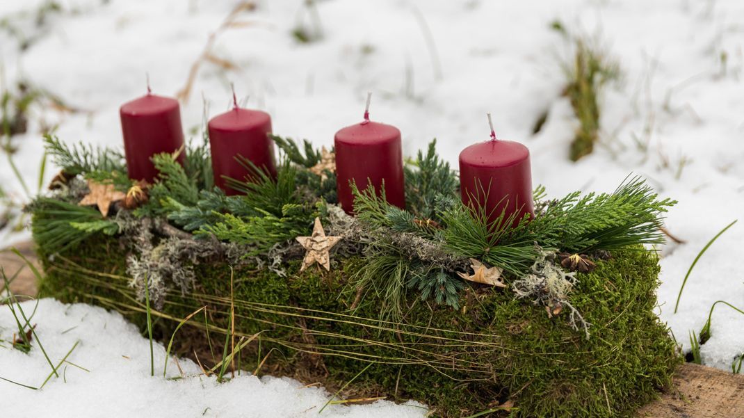 Nachhaltig und wunderbar: dieser eckige Adventskranz kann als Winter- und Frühlingsdeko, dann ohne Kerzen, weiterverwendet werden.