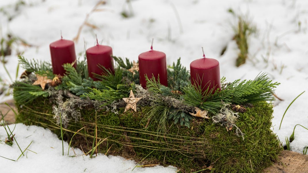 Nachhaltig und wunderbar: dieser eckige Adventskranz kann als Winter- und Frühlingsdeko, dann ohne Kerzen, weiterverwendet werden.