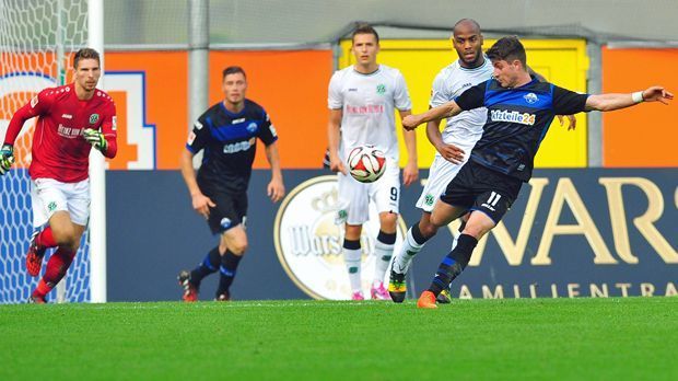 
                <strong>Moritz Stoppelkamp</strong><br>
                Moritz Stoppelkamp: Der Paderborner steht in den Geschichtsbüchern der Bundesliga. Stoppelkamp erzielt in der Vorsaison gegen Hannover 96 ein Tor aus 83 Metern. Aus einer größeren Distanz fiel bislang kein Treffer in der Bundesliga. Leider ändert dieser Rekord nichts am späteren Abstieg der Ostwestfalen.
              