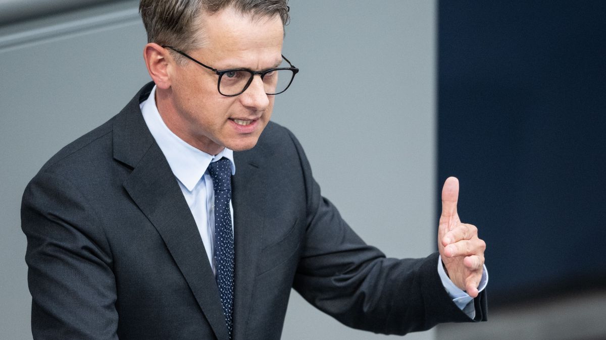 Carsten Linnemann, CDU-Generalsekretär, spricht im Bundestag. 