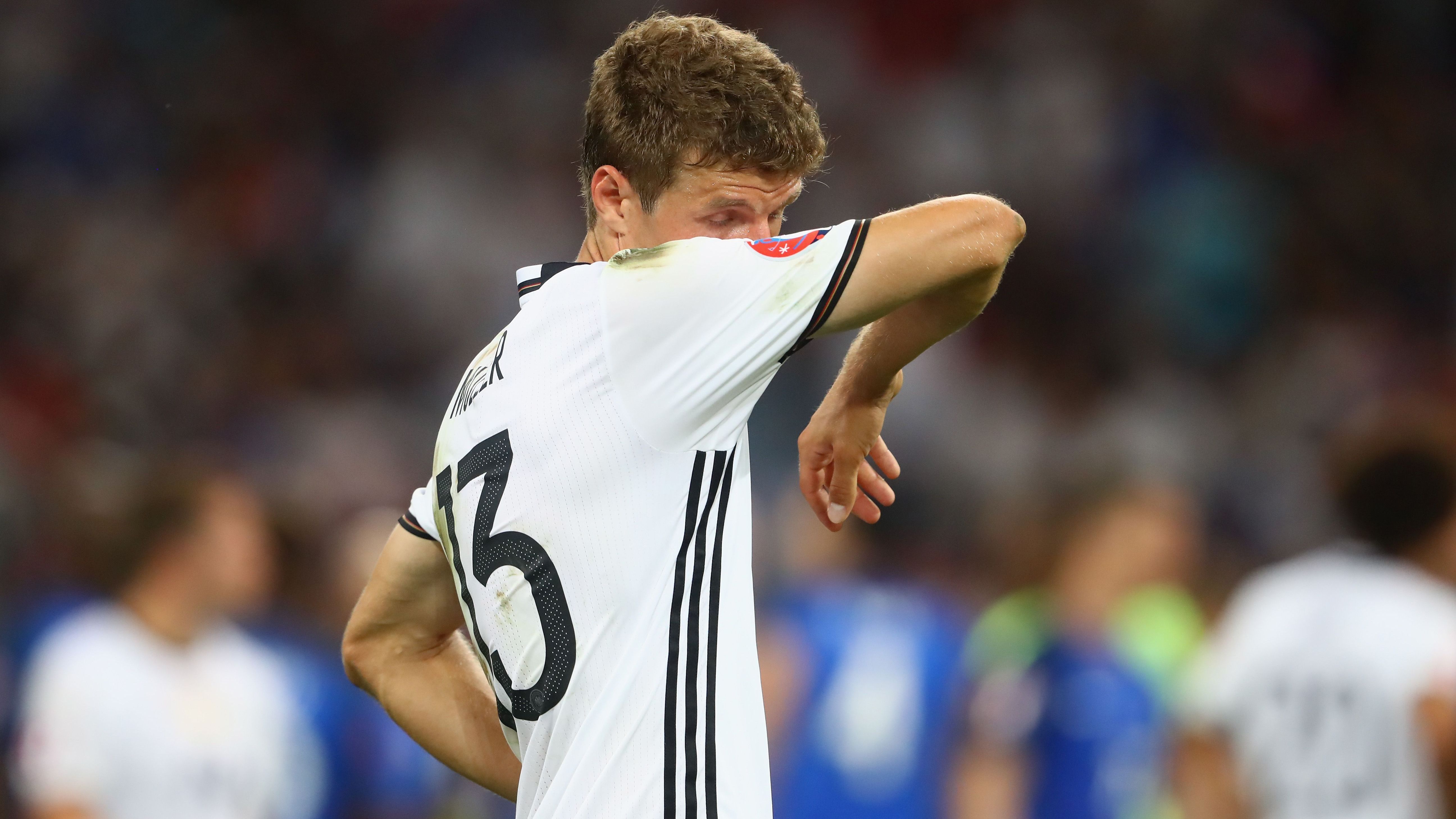 <strong>EM 2016: Nächstes bitteres EM-Aus</strong><br>Als amtierender Weltmeister spielte sich das deutsche Team bei der EM 2016 bis ins Halbfinale, dort folgte das Aus gegen Gastgeber Frankreich. Müller spielte jede Minute, mehr als eine Torvorlage gegen Nordirland gelang ihm aber nicht.