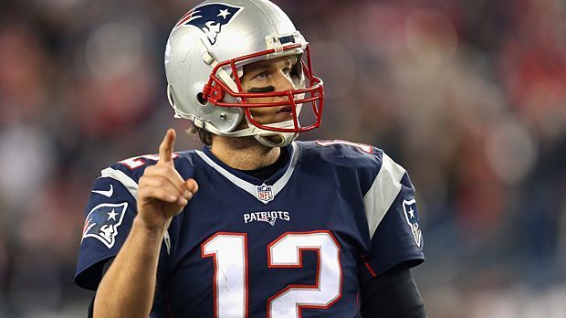 
                <strong>Tom Brady</strong><br>
                Platz 2 - New England Patriots: Für die Patriots und Tom Brady reicht es tatsächlich nur zu Rang zwei, ich habe mich nochmal umentschieden. Sie sind zwar der Meister, aber sie hatten gegen die Chiefs kein existierendes Laufspiel. Die Patriots graben zwar immer noch irgendwo einen Running Back aus, der dann 80 Yards macht. Aber das sehe ich diesmal nicht. Deshalb glaube ich, dass sie ein Stück schlechter sind als die Panthers.
              