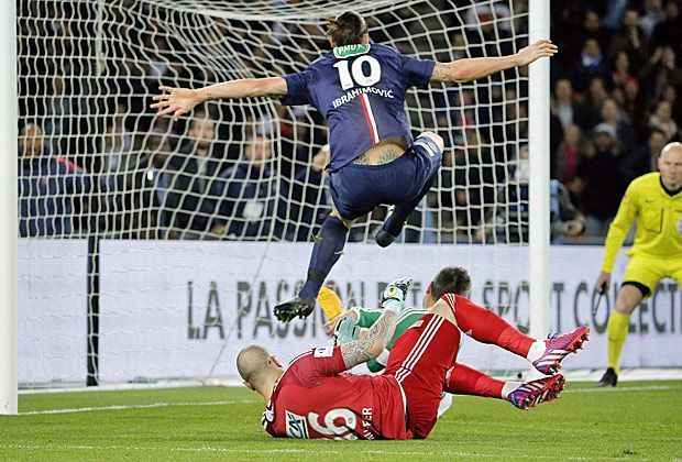 
                <strong>Ibrahimovic ballert sich in den 100er-Klub</strong><br>
                ... springt über den Keeper hinweg und schießt den Ball locker ins leere Tore - ein typischer Ibra-Treffer, der das Pariser Publikum von den Sitzen reißt.
              