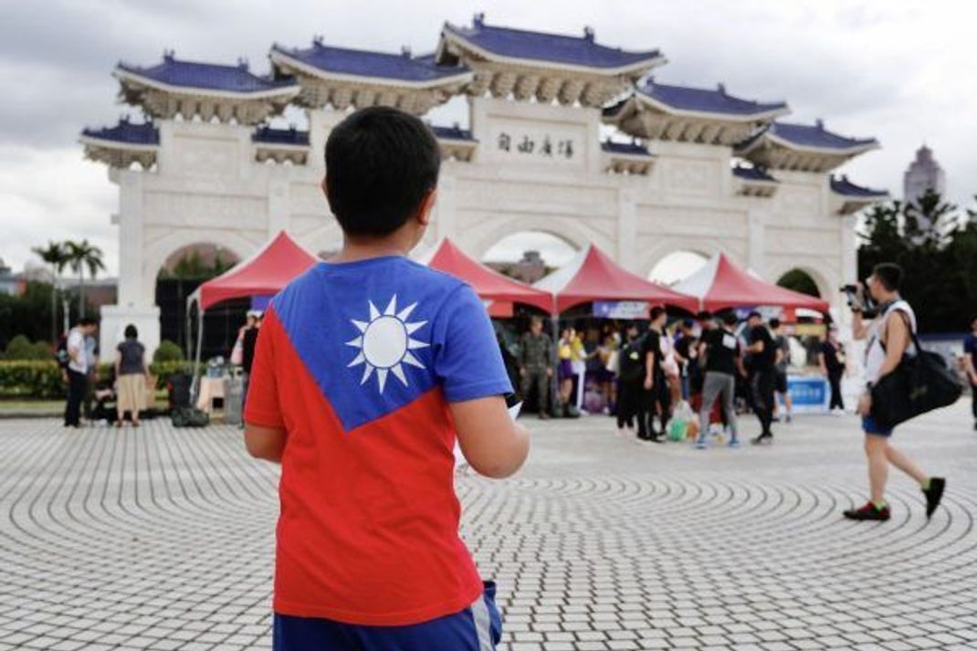 Die Menschen in Taiwan betrachten ihr Land als unabhängig vom mächtigen China. Der Großteil der internationalen Gemeinschaft scheut sich aber aus politischen Gründen davor, die Insel als selbstständigen Staat anzuerkennen.