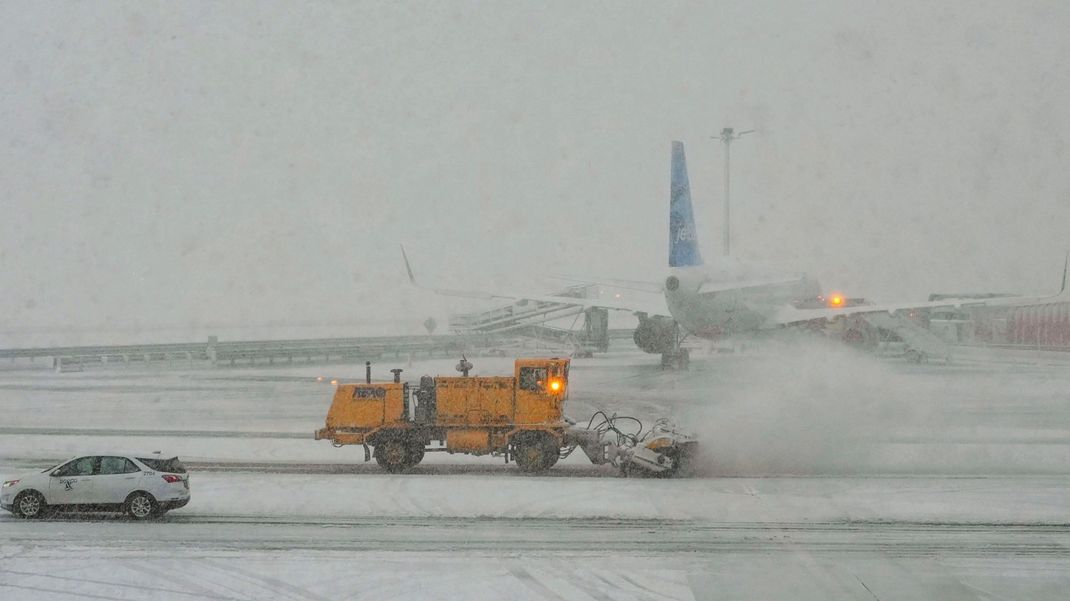 Ein Schneesturm sorgte für Chaos im Nordosten der USA, etliche Flüge mussten ausfallen.