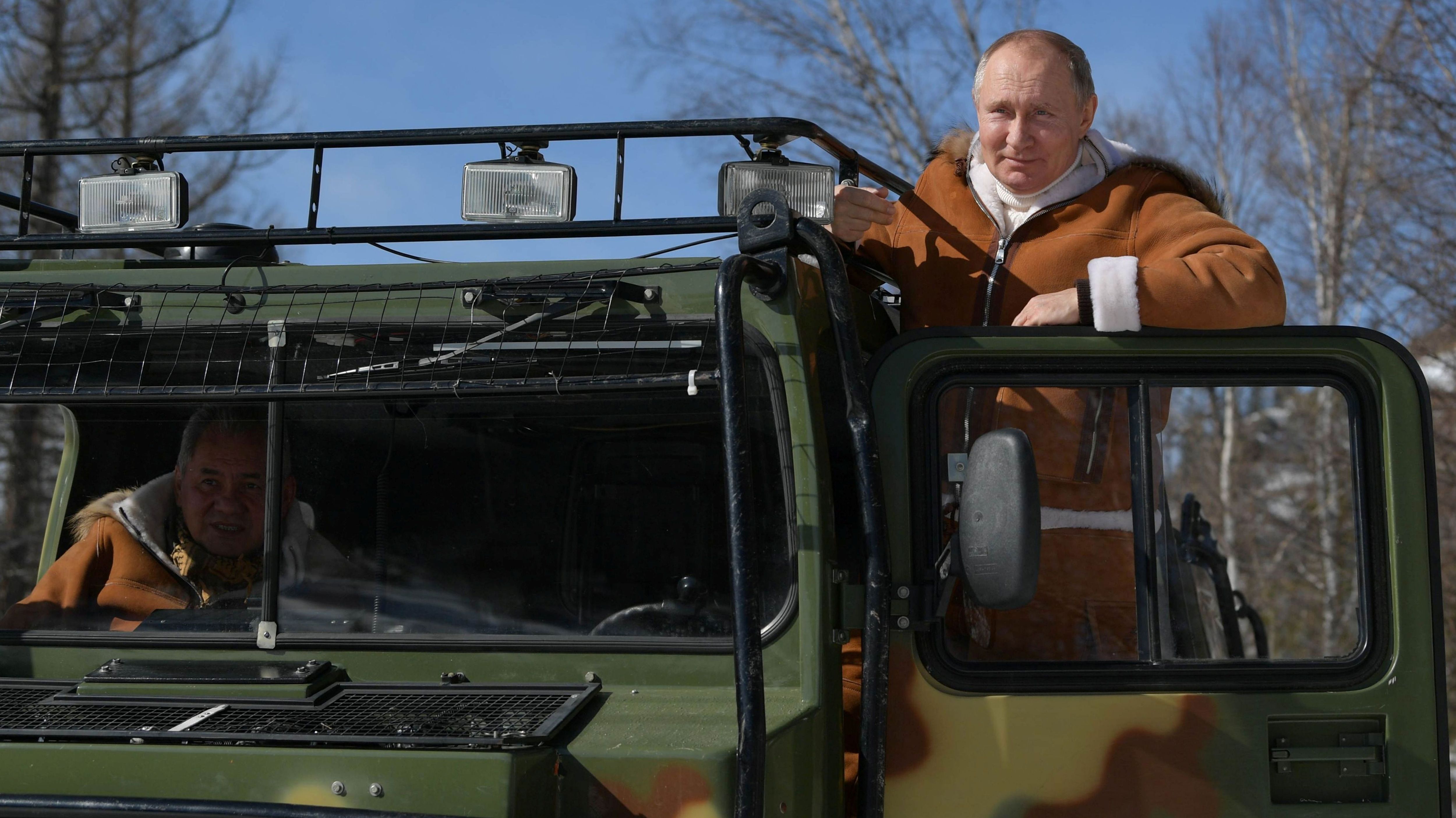 21. März 2021: Während Putins Urlaub in der sibirischen Taiga posiert er auch mit seinem Fahrzeug.