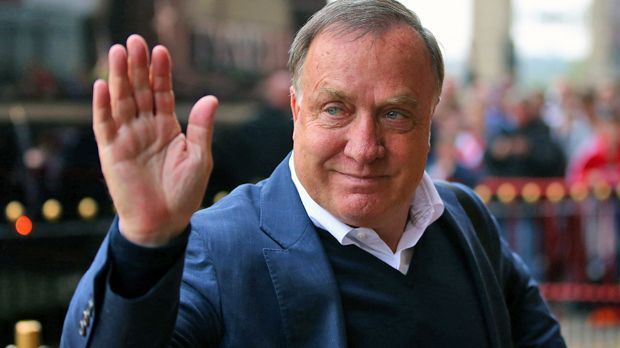 
                <strong>Dick Advocaat</strong><br>
                Dick Advocaat: Der Holländer rettete in der vergangenen Saison sensationell den FC Sunderland vor dem Abstieg und hat sich einen Namen in der Premier League gemacht. Er wäre ähnlich wie Hiddink eine Übergangslösung und ein "Feuerwehrmann".
              