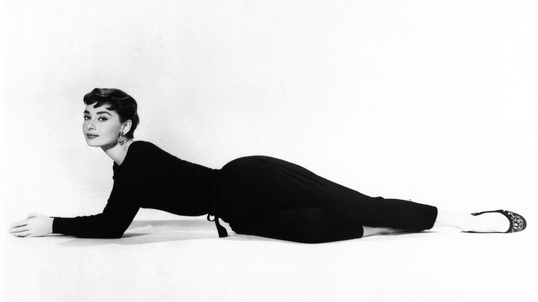 Audrey Hepburn am Set von "Sabrina" in damals wie heute angesagten Caprihosen.