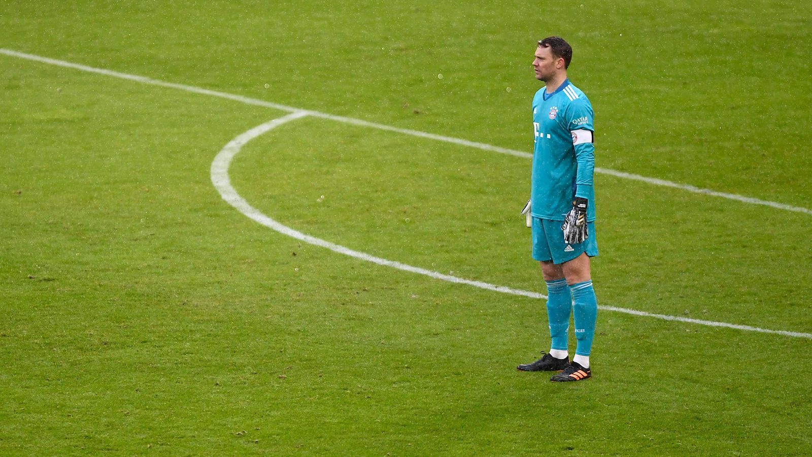 
                <strong>Manuel Neuer</strong><br>
                In der ersten Halbzeit ohne Möglichkeit sich auszuzeichnen. Wäre beim möglichen Ausgleich durch Sallai chancenlos gewesen. Kann beim 1:1 von Petersen nichts mehr ausrichten, der Ball ist bereits hinter der Linie, als er ihn berührt. ran.de-Note: 3
              