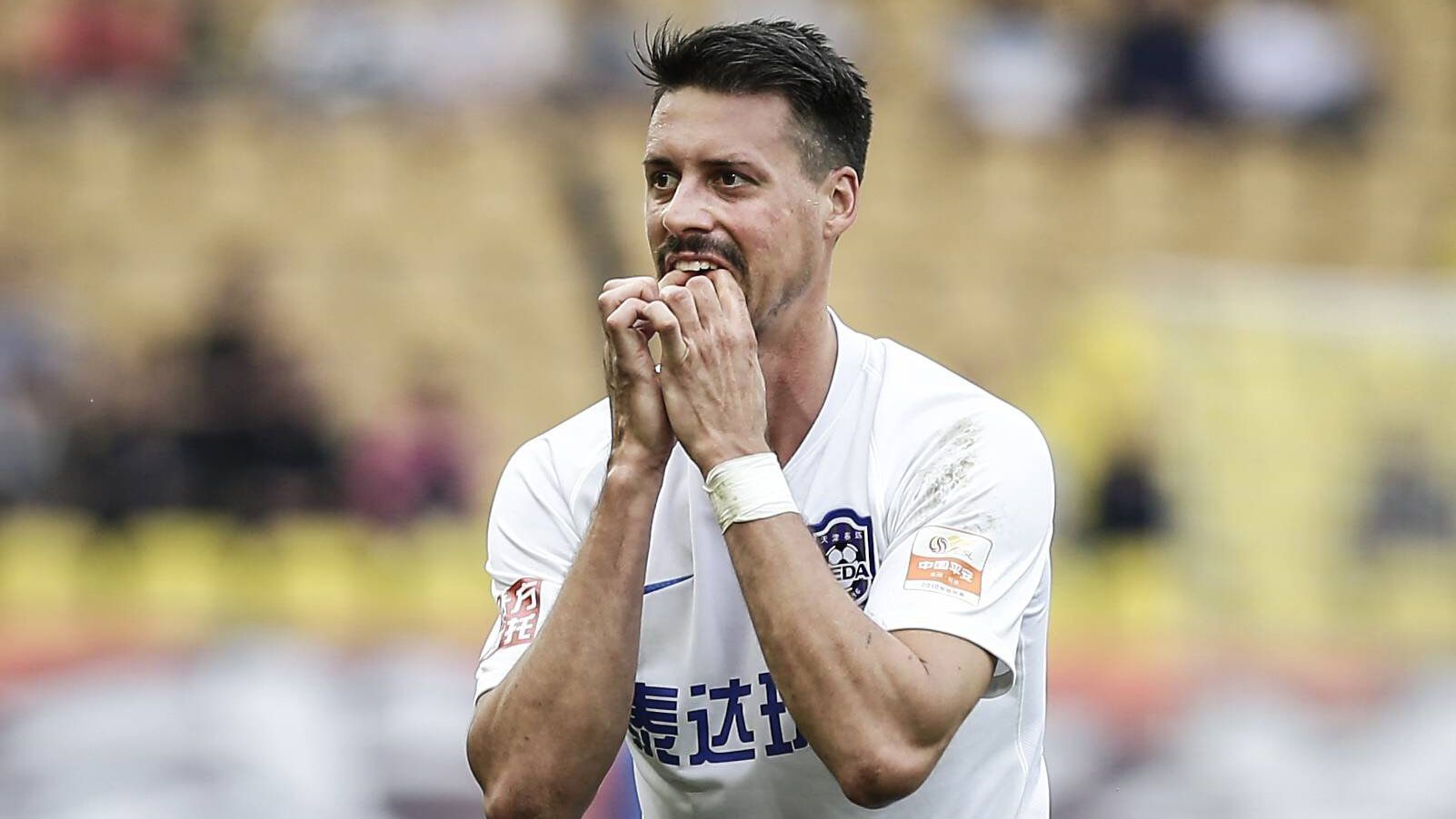 
                <strong>Panikkäufe in Winterpause</strong><br>
                Es folgen Panikkäufe in der Winterpause. Wer ist zu haben? Sandro Wagner fühlt sich in China nicht so wohl. Schweinis Vertrag bei Chicago Fire ist gerade ausgelaufen.  Und das eigene Nachwuchsleistungszentrum gibt's ja auch noch. Wird sich schon was finden. Hoffentlich.
              