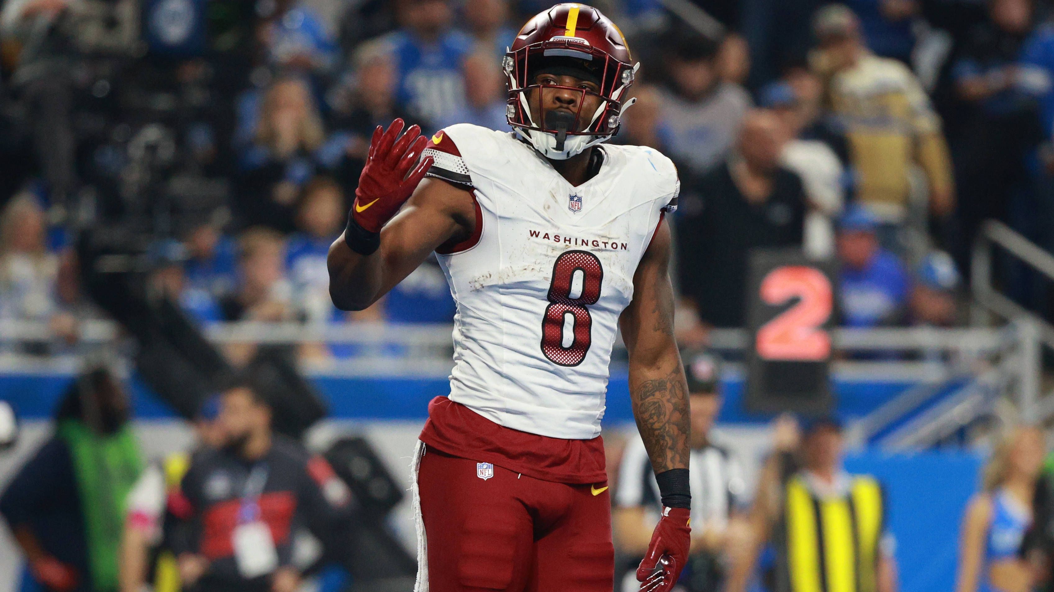 <em><strong>Brian Robinson Jr. (Washington Commanders)</strong><br>Die Commanders wollen sich offenbar von Brian Robinson Jr. trennen. Laut NFL-Insider Ian Rapoport sucht das Team einen Trade-Partner für den 26-jährigen Running Back. Als Starter verbuchte er in der vergangenen Saison 799 Yards und acht Touchdowns in 14 Spielen. Im bevorstehenden letzten Jahr seines Rookie-Deals steht ihm ein Gehalt von 3,4 Millionen Dollar zu.</em>