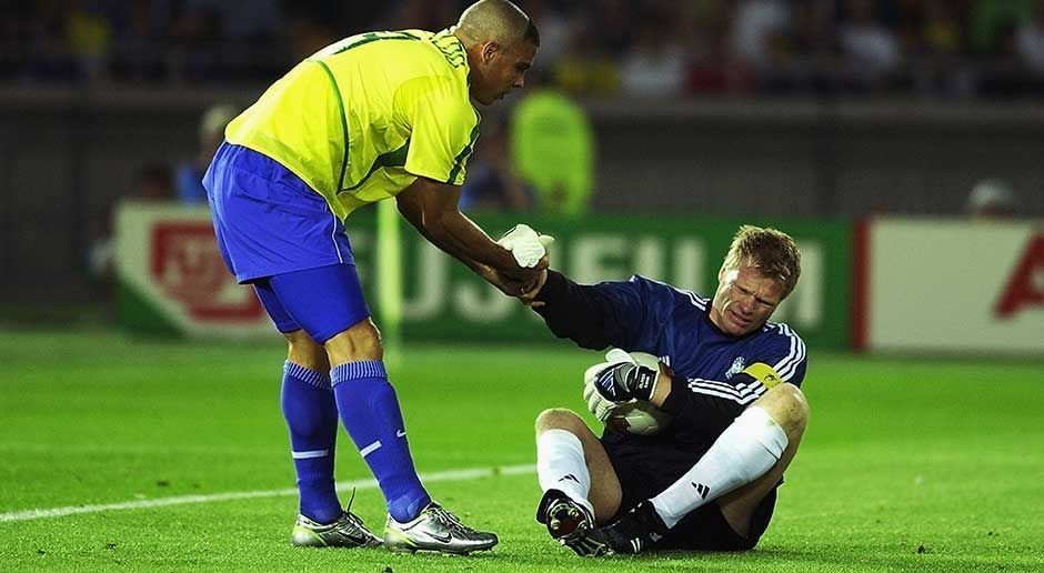 
                <strong>Oliver Kahn</strong><br>
                Oliver Kahn (Deutschland): 1994 und 1998 als Ersatzkeeper ohne WM-Einsatz wurde Oliver Kahn 2002 zum besten Spieler der Weltmeisterschaft und zum tragischen Helden. Ermöglichte mit seinem vielleicht einzigen Fehler des Turniers die Führung und den Sieg Brasiliens. Wurde 2006 von Jens Lehmann ersetzt und durfte nur im Spiel um Platz drei ran. Hat dafür, dass er über Jahre der beste Keeper der Welt war, viel zu wenige WM-Einsätze (8).
              