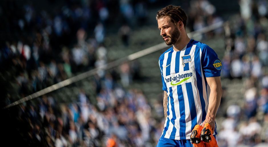 
                <strong>Hertha BSC Berlin</strong><br>
                Saisonziel Nummer eins war, nichts mit dem Abstieg zu tun zu haben. Das gelang der Hertha. Mehr aber auch nicht. Fußballerisch verschlechterte sich das Team von Trainer Pal Dardai im Vergleich zur Vorsaison. Dass die unattraktive Spielweise nicht in den Abstiegsstrudel führte, war einzig der Situation zu verdanken, dass andere Mannschaften unter ihren Möglichkeiten blieben. ran-Note: 4  
              