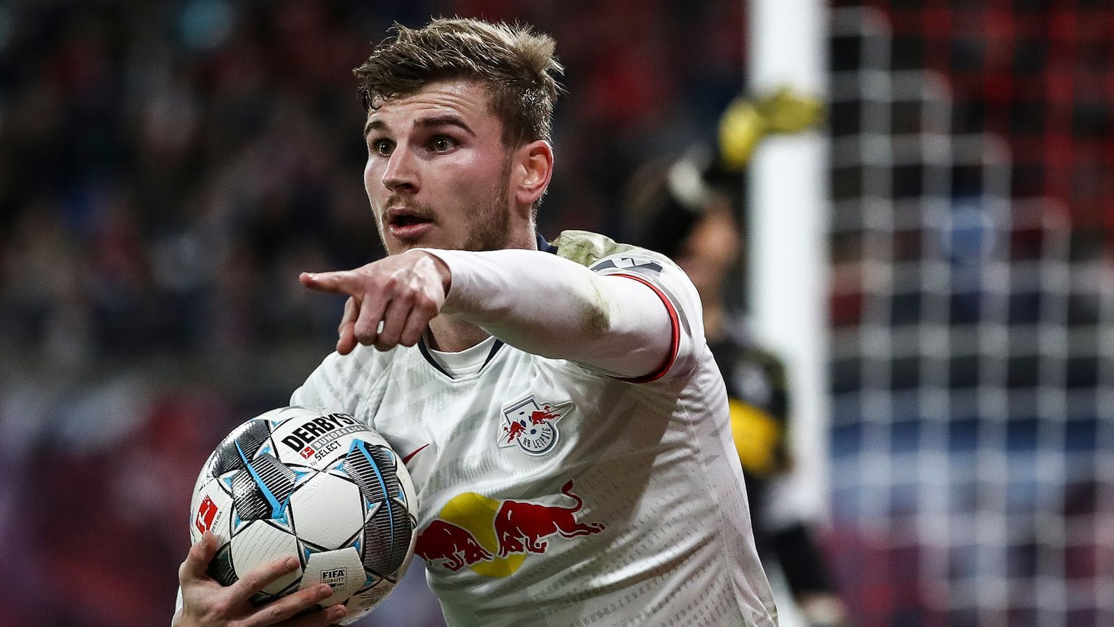 
                <strong>Timo Werner (RB Leipzig)</strong><br>
                Der Stürmer verlängerte zwar letzten Sommer seinen Vertrag in Leipzig bis 2023, kann den Verein aber für eine Ablösesumme zwischen 50 und 60 Millionen verlassen. Neben dem FC Bayern gilt vor allem der FC Liverpool als heißer Interessent. Reds-Coach Jürgen Klopp will seinen Angriff erneuern und hat neben Kylian Mbappe auch Werner im Visier. Zudem soll sich der FC Barcelona um den Nationalstürmer bemühen und laut der Zeitung "El Mundo Deportivo" bereits Gespräche mit Werners Vater geführt haben. 
              