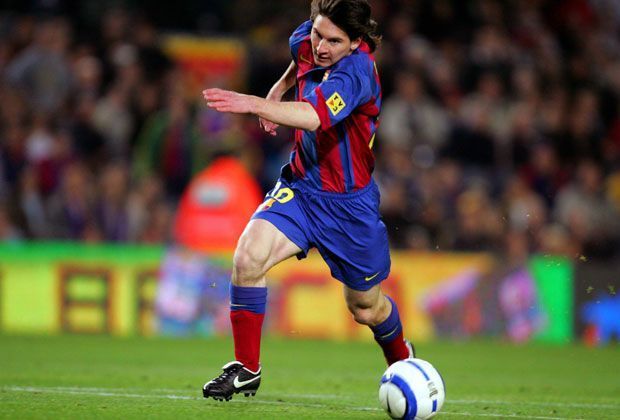 
                <strong>Oktober 2004</strong><br>
                Lionel Messi gibt im Alter von 17 Jahren sein Debüt beim FC Barcelona.
              