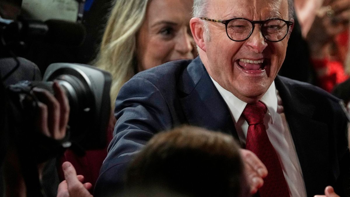 3. Mai 2025, Australien, Sydney: Der australische Premierminister Anthony Albanese (Mitte) kommt nach dem Wahlsieg bei den Parlamentswahlen mit Parteianhänger:innen zusammen.