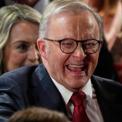3. Mai 2025, Australien, Sydney: Der australische Premierminister Anthony Albanese (Mitte) kommt nach dem Wahlsieg bei den Parlamentswahlen mit Parteianhänger:innen zusammen.