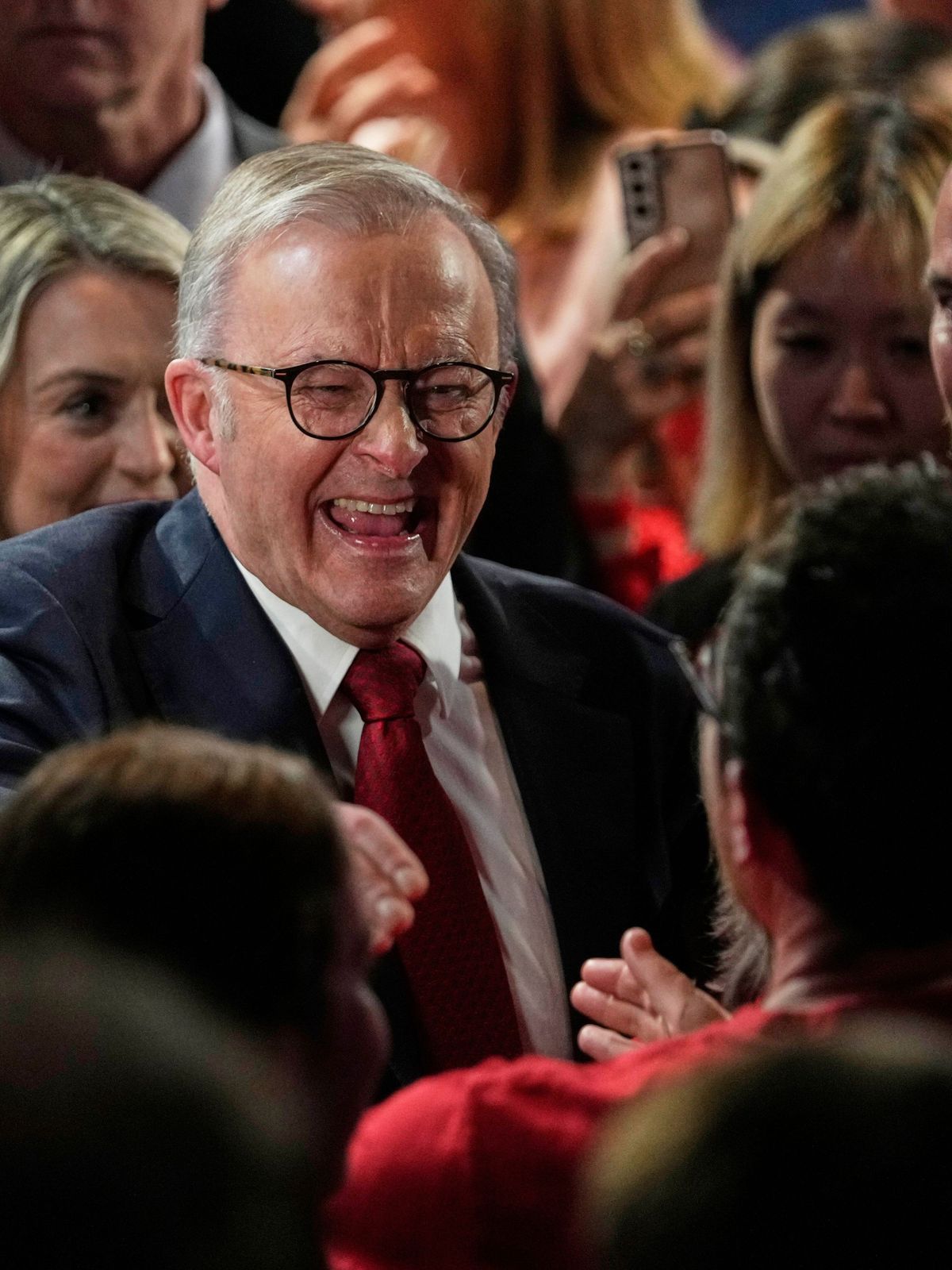 3. Mai 2025, Australien, Sydney: Der australische Premierminister Anthony Albanese (Mitte) kommt nach dem Wahlsieg bei den Parlamentswahlen mit Parteianhänger:innen zusammen.