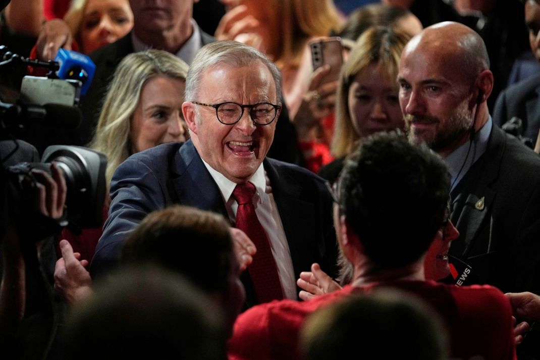 3. Mai 2025, Australien, Sydney: Der australische Premierminister Anthony Albanese (Mitte) kommt nach dem Wahlsieg bei den Parlamentswahlen mit Parteianhänger:innen zusammen.