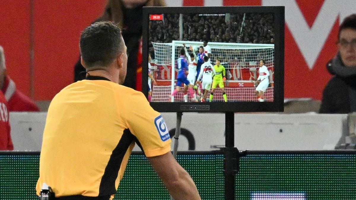 Schiedsrichter Referee Felix Zwayer VAR, Video-Assistent, Videobeweis, Videoschiedsrichter Video Assistent Referee am Monitor ueberprueft Situation VfB Stuttgart vs 1. FSV Mainz 05 26.10.2025 DFL R...