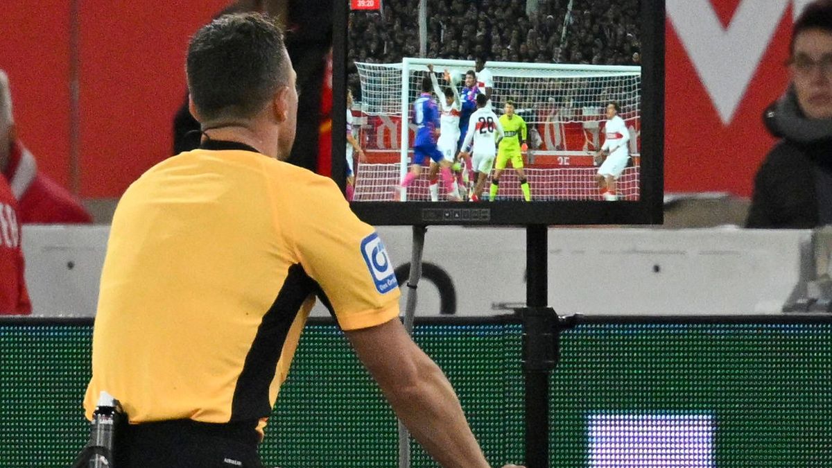 Schiedsrichter Referee Felix Zwayer VAR, Video-Assistent, Videobeweis, Videoschiedsrichter Video Assistent Referee am Monitor ueberprueft Situation VfB Stuttgart vs 1. FSV Mainz 05 26.10.2025 DFL R...