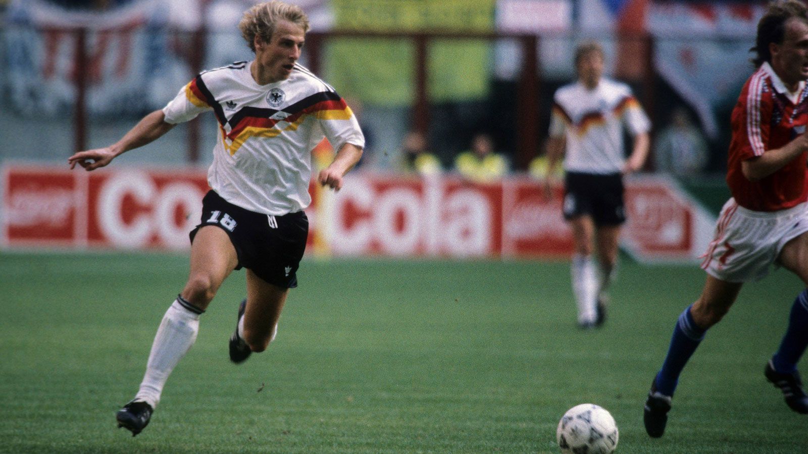 
                <strong>Jürgen Klinsmann</strong><br>
                Bei der WM 1990 ist Jürgen Klinsmann Deutschlands Torjäger. Vor allem im Achtelfinale gegen die Niederlande ist er der entscheidende Mann, als er nach dem Platzverweis von Rudi Völler sein Team als alleinige Sturmspitze auf die Siegerstraße bringt.
              